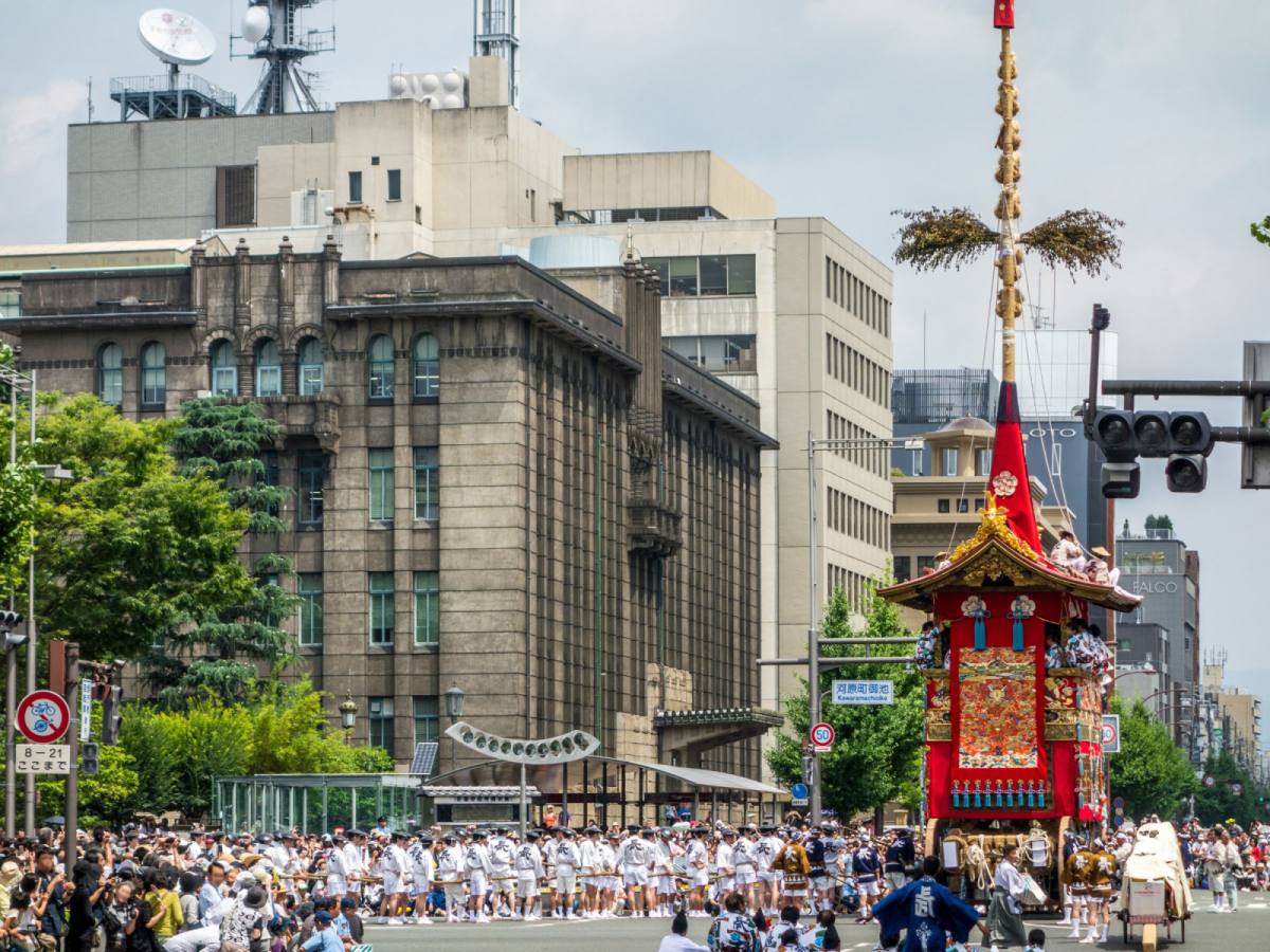袛園祭大阪｜歡慶慶典嵐山小火車+和服體驗+長腳蟹＆和牛吃到飽