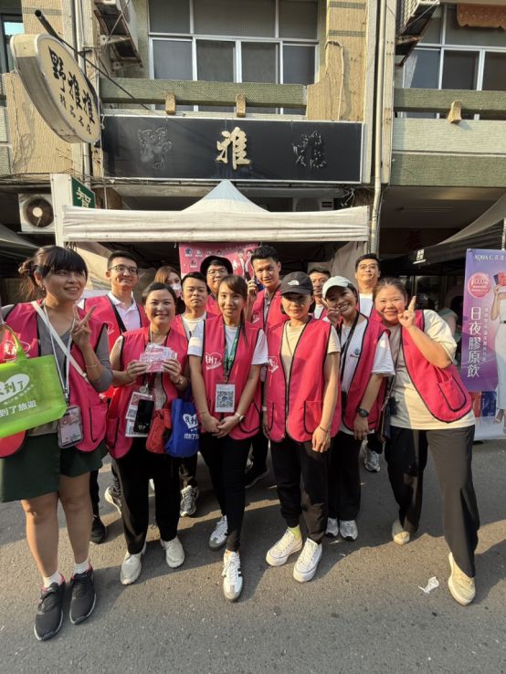 大甲媽遶境來到 新港奉天宮，現場滿滿的人潮與熱鬧氛圍！