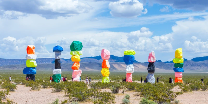 七彩巨石（Seven Magic Mountains）